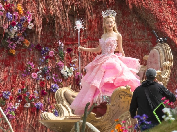 Tongkat sihir Glinda di film 'Wicked' (Foto: BACKGRID)