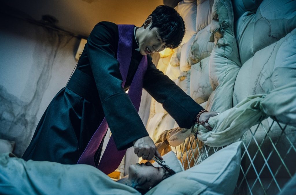 Sentuhan budaya di ‘Devils Stay’ (Foto: Instagram/showbox.movie)