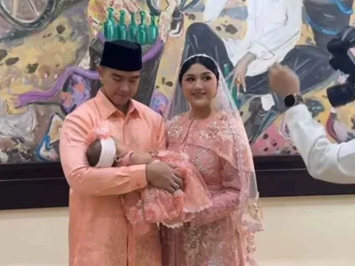 Potret Kaesang Pangarep bersama istri saat acara akikah anak pertama. Foto : Instagram/erinagudono