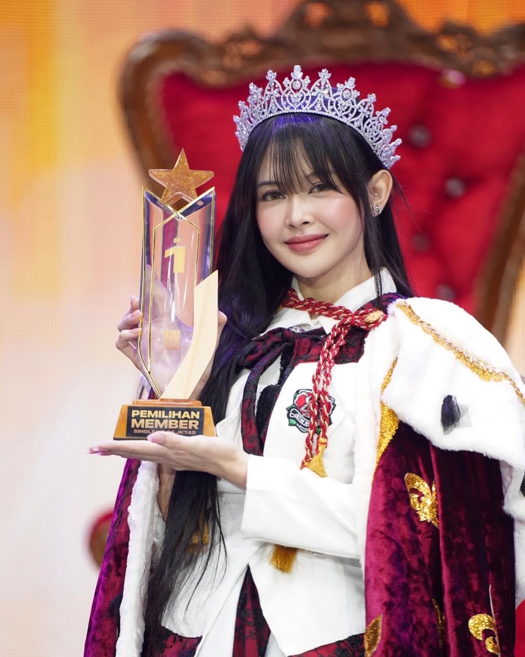 Saat terima piala Senbatsu Sousenkyo (Foto: Instagram/jkt48feni)