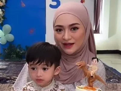 Nathalie Holscher kembali mengenakan hijab saat merayakan ulang tahun anaknya. Foto : Instagram/nathalieholscher