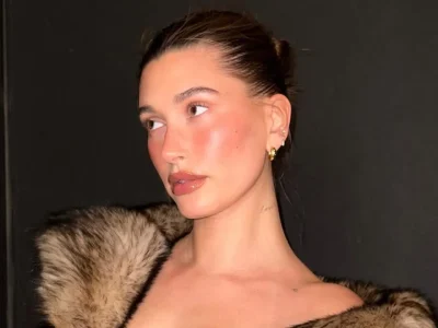 Hailey Bieber dengan makeup cinnamon girl (Foto: Instagram/haileybieber)