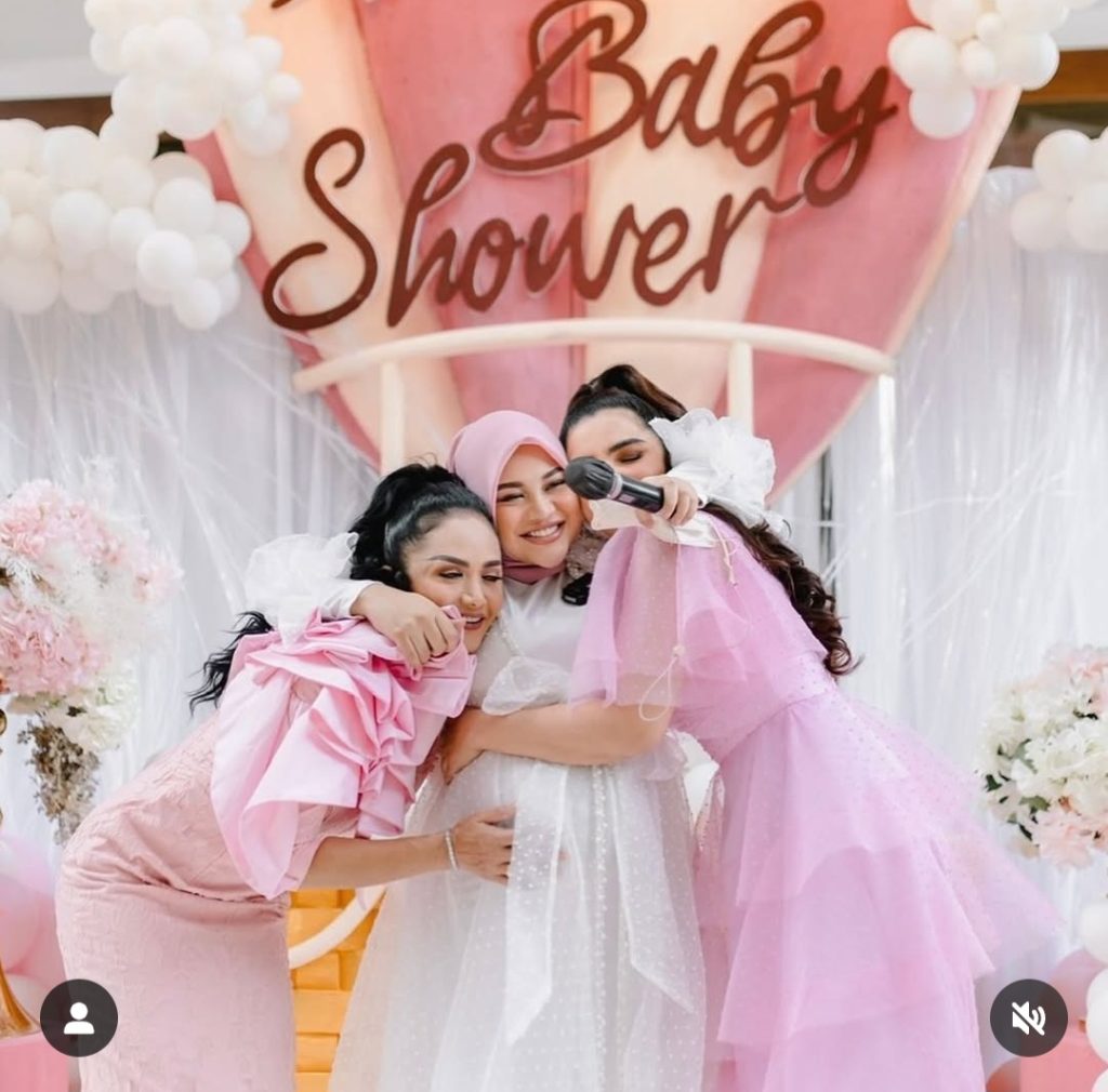 Aurel Hermansyah bersama kedua ibunya (Foto: Instagram/aurelie.hermansyah)