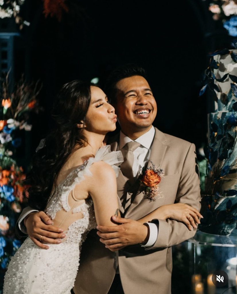 Clairine Clay dan Joshua Suherman di resepsi pernikahan mereka pada 2021 lalu (Foto: Instagram/clairineclay)