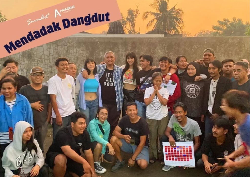 Joshua Pandelaki bersama dengan pemain dan kru film (Foto: Instagram/joshua_pandelaki)