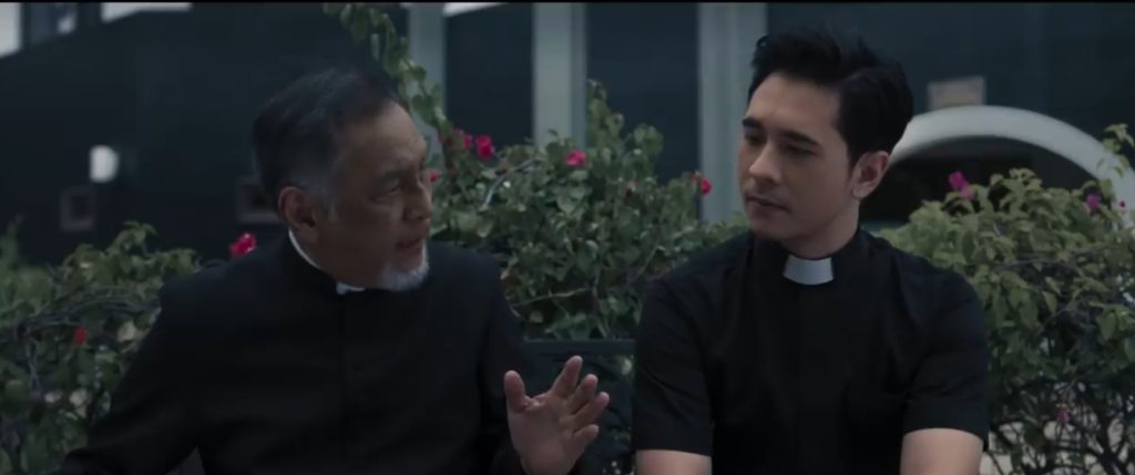 Saat berperan sebagai Romo Robby (Foto: YouTube/Paragon Pictures)