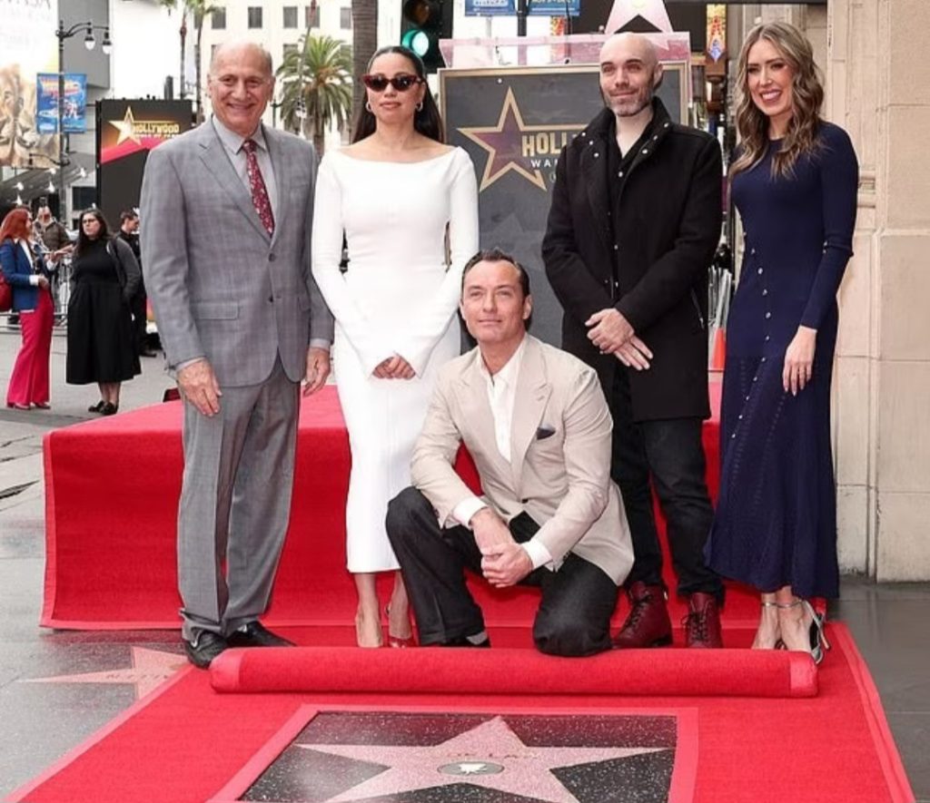Berpose dengan bintang Walk of Fame (Foto: Shutterstock/John Salangsang)