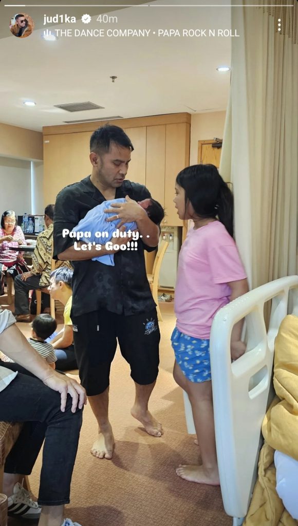 Saat bertuga menjadi ayah (Foto: Instagram/jud1ka)