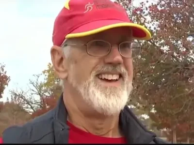 Mike Roger, kakek yang ikut marathon panjang (Foto: YouTube/KCBD NewsChannel 11)
