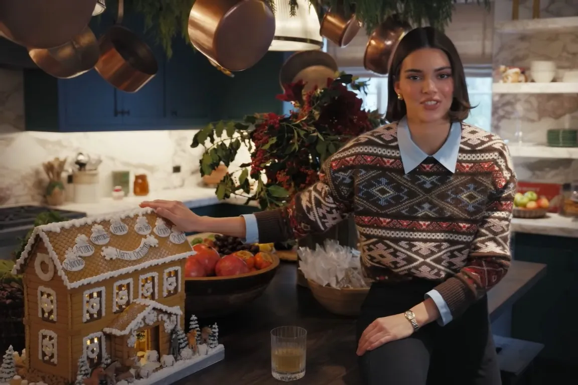 Beda dari Keluarga, Kendall Jenner Pilih Dekorasi Natal Vintage