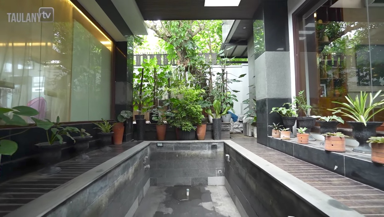 Ruang terbuka di tengah rumah (Foto: Youtube/Taulany TV)