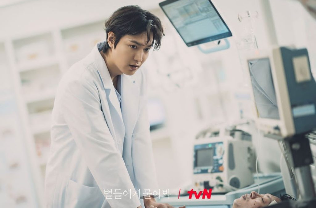 Aksi sang aktor sebagai dokter (Foto: Instagram/tvn_drama)