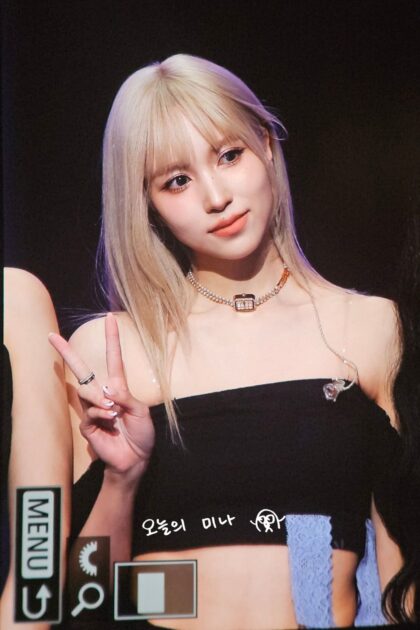 Mina TWICE kembali dengan rambut blonde (Foto: X/lovemenow_324)