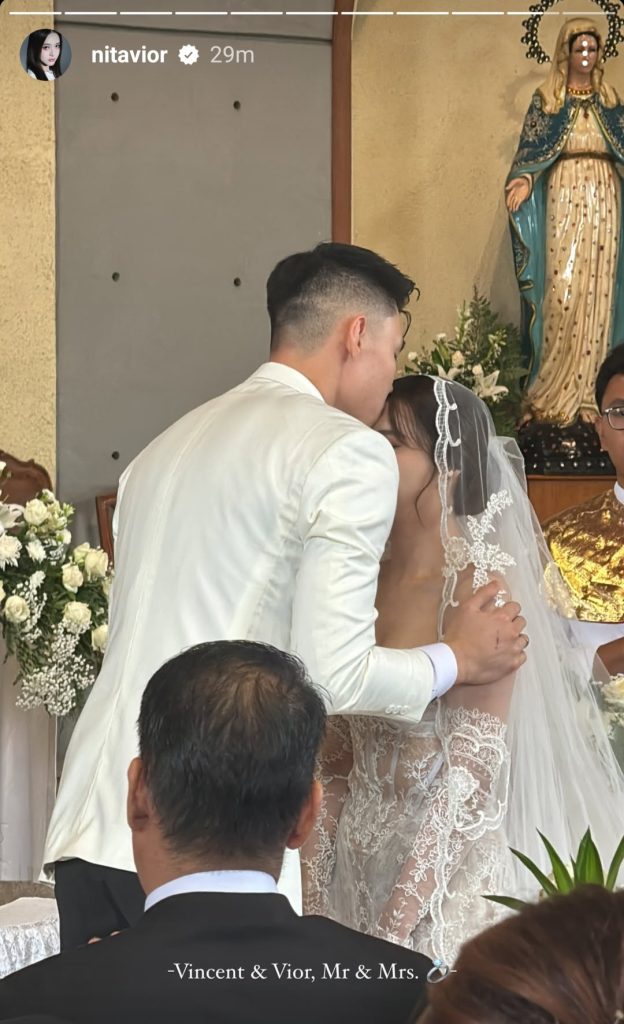 Usai pemberkata, Vincent Kosasih mencium istrinya (Foto: Instagram/nitavior)