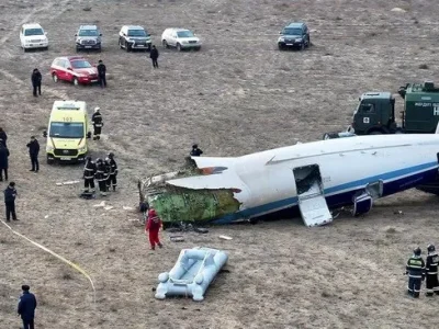 Penampakan puing pesawat Azerbaijan Airlines. (Foto: Dok. Net)
