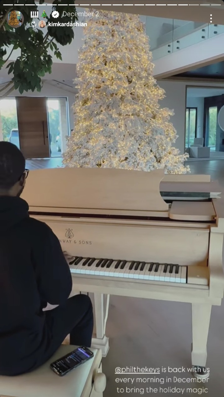 Philip saat bermain piano di rumah Kim (Foto: Instagram/philthekeys)