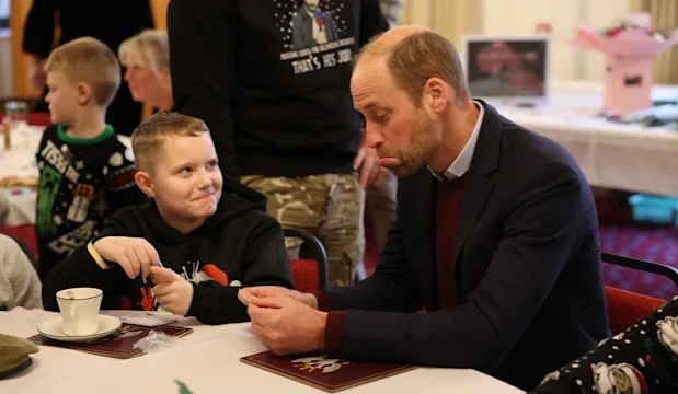 Pangeran William saat berinteraksi dengan anak-anak prajurit (Foto: Getty Images)