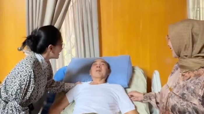 Rieke Diah Pitaloka menjenguk lawan mainnya di sitkom 'Bajaj Bajuri', Mat Solar. Foto : Instagram/riekediahp