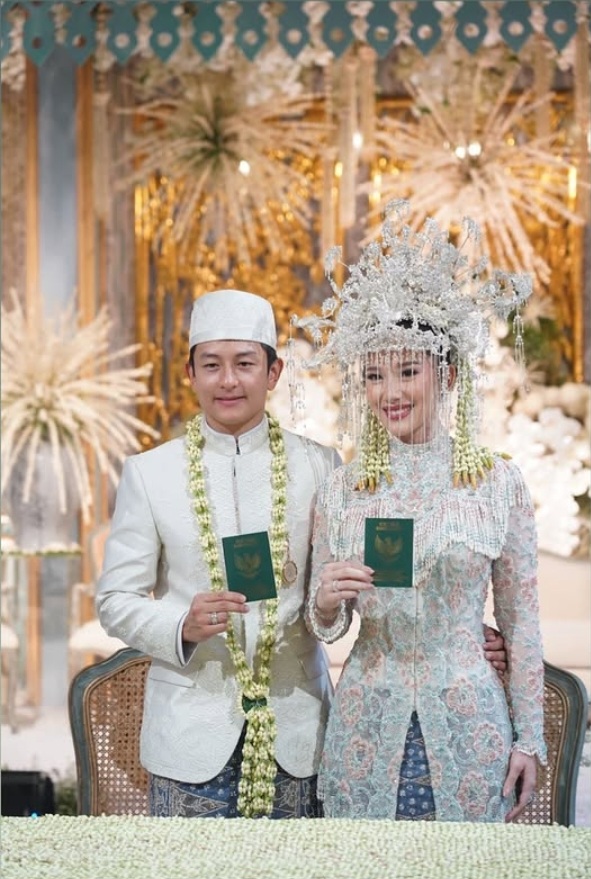 Rio dan Athina pamer buku nikah (Foto: Instagram/amyrah08)
