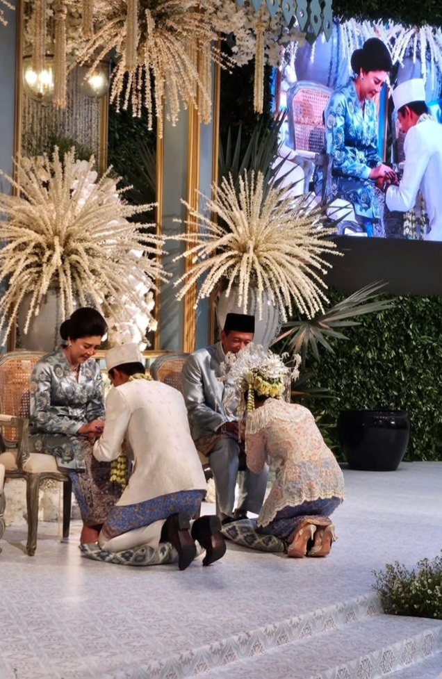 Pengantin melakukan sungkem (Foto: Instagram/rharyantoracing)