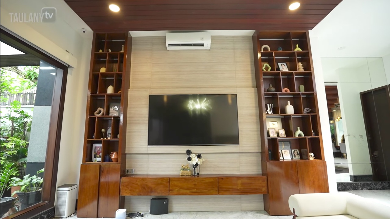 Ruang keluarga (Foto: Youtube/Taulany TV)