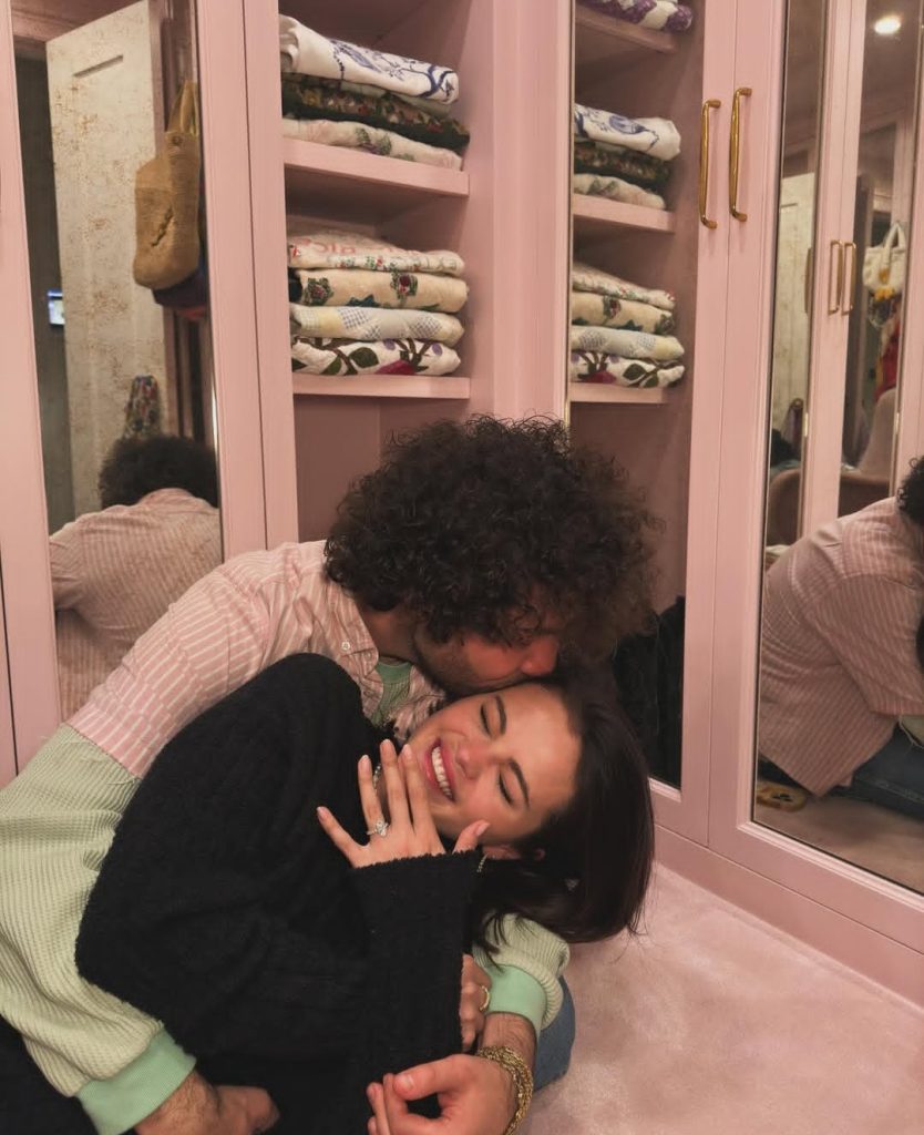 Benny Blanco memeluk tuangannya (Foto: Instagram/selenagomez)