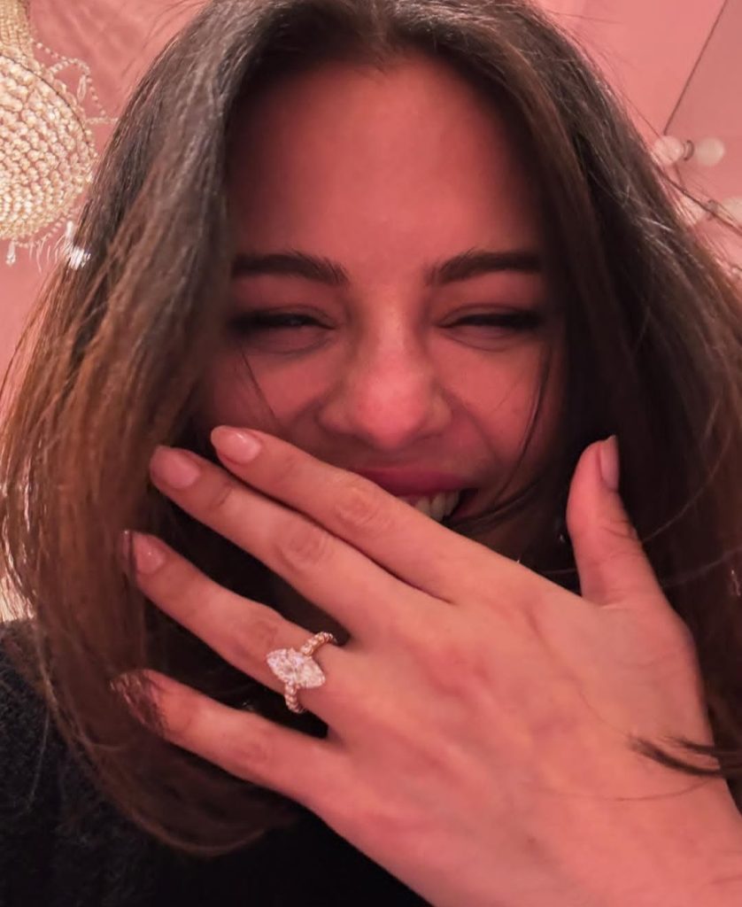 Selena Gomez pamer cincin pertunangan (Foto: Instagram/selenagomez)