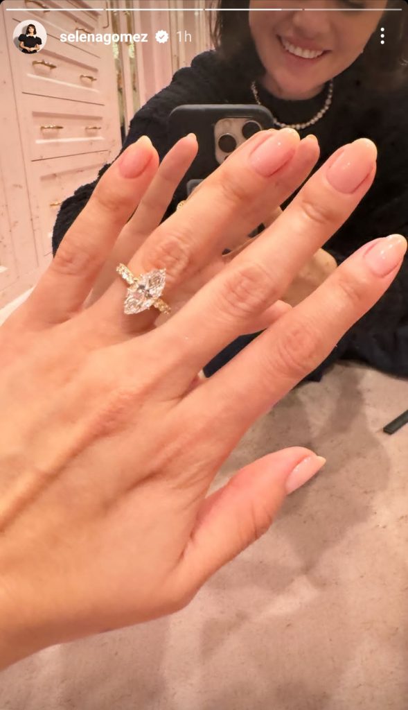 Selfie dengan cincin pertunangan (Foto: Instagram/selenagomez)