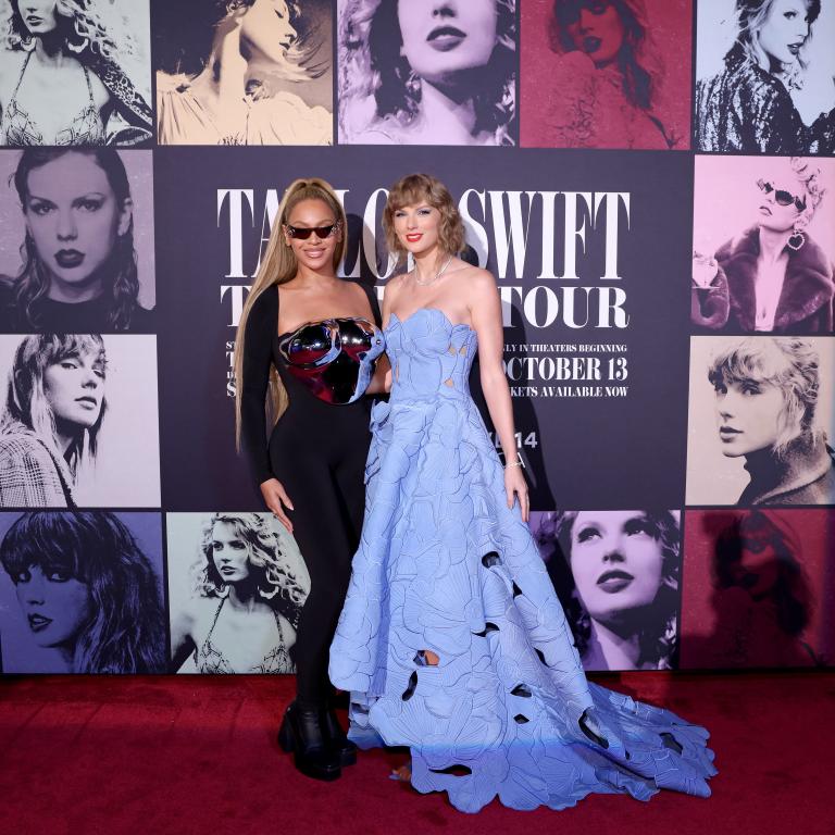 Taylor dan Beyonce saat menghadiri pemutaran perdana film 'The Eras tour' (Foto: Getty Images)