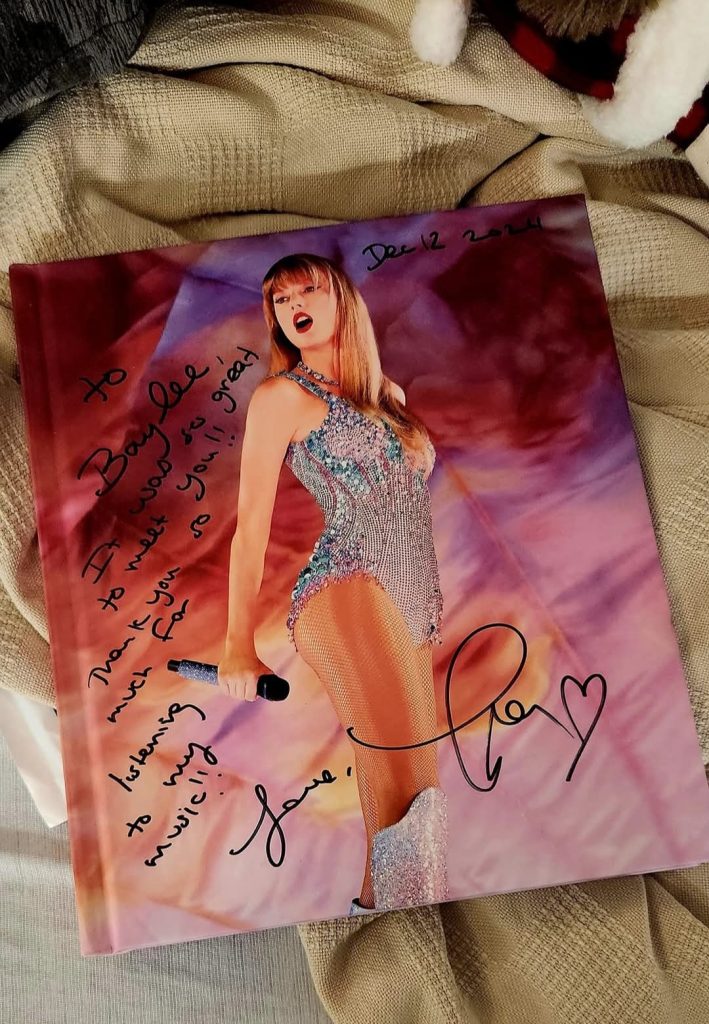 Buku Eras Tour yang ditandatangani Taylor Swift (Foto: Facebook/Melissa Nuzum)