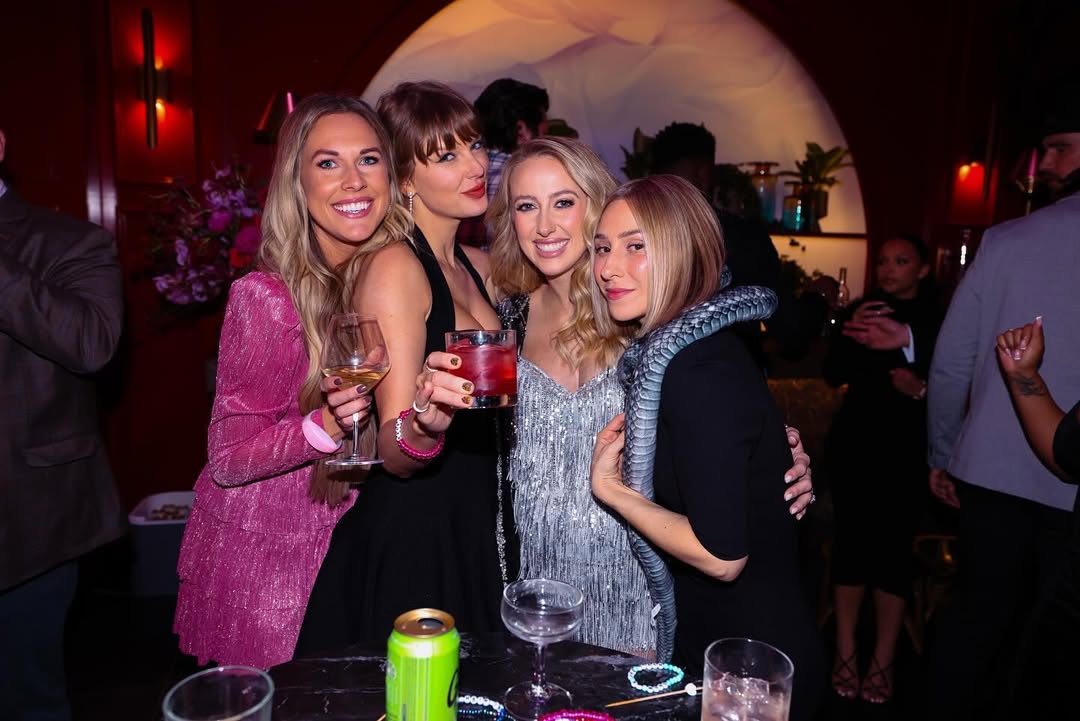 (Kiri) Lyndsay Bell, Taylor Swift, Brittany Mahomes, Ashley Avignone (Foto: Instagram/brittanylynne)