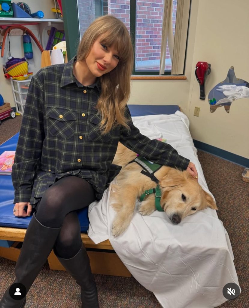 Taylor Swift bersama dengan anjing rumah sakit (Foto: Instagram/tailsofkcfacilitydogs_)