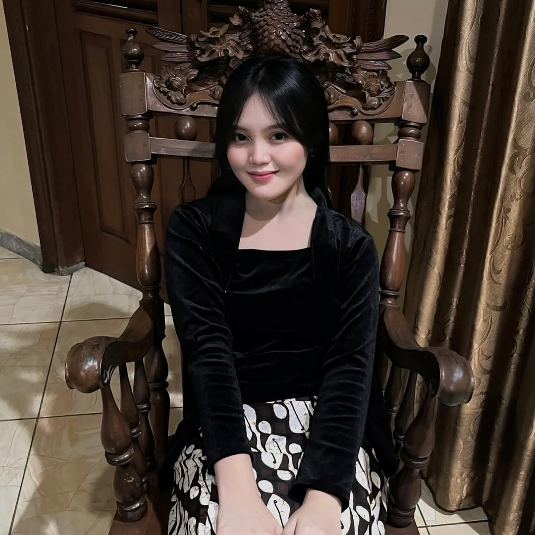 Potret Tia dengan kebaya (Foto: Instagram/tiaseptianna_)