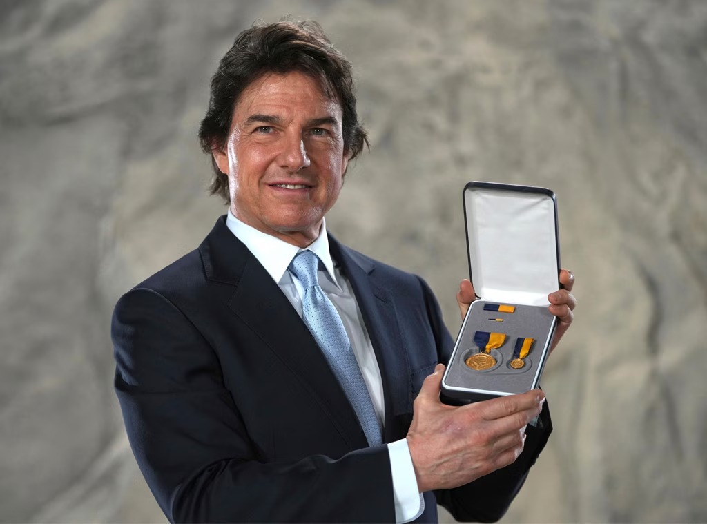 Tom saat menerima penghargaan (Foto: AP Photo/Kin Cheung)