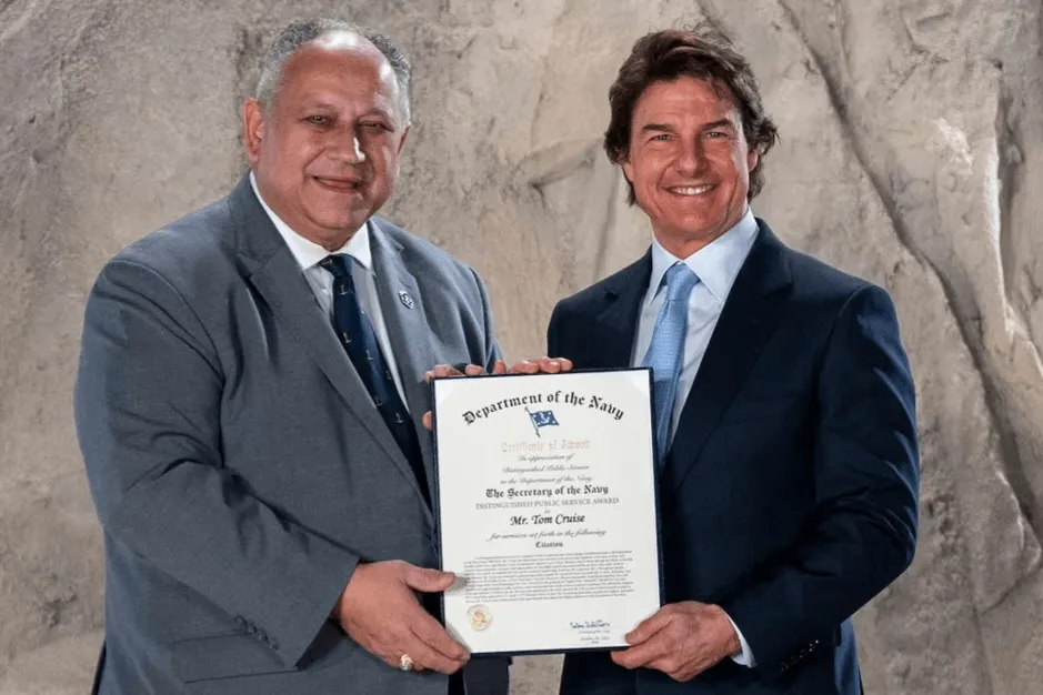 Tom Cruise Dapat Penghargaan Sipil Tertinggi dari US Navy