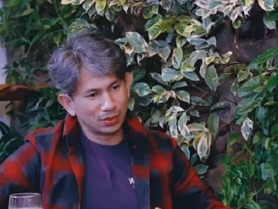 Aji Yusman, aktor yang terkenal lewat sinetron Inikah Rasanya beralih profesi. Foto : Tangkap layar YouTube.com/CURHAT BANG Denny Sumargo