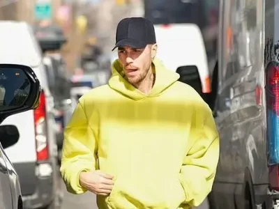 Justin Bieber terlihat tegang dan bermata cekung. Foto : Getty Images