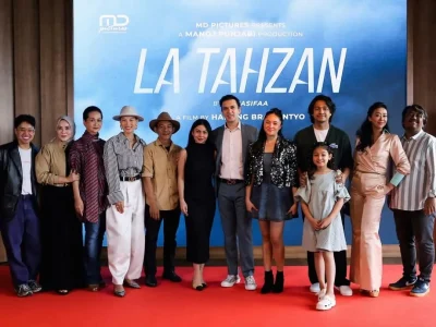 Cast reveal film 'La Tahzan'. (Foto: Naomi/Nyata)