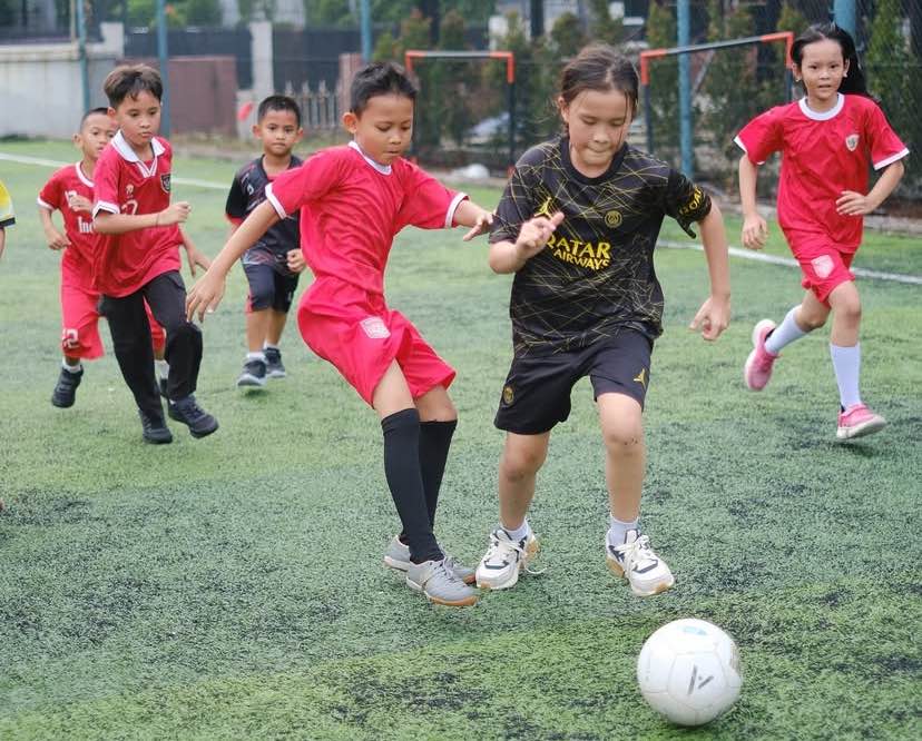 Kala Madali, Putri Zaskia Adya Mecca dan Hanung Bramantyo yang jago sepak bola. (Foto: Instagram/zaskiaadyamecca)