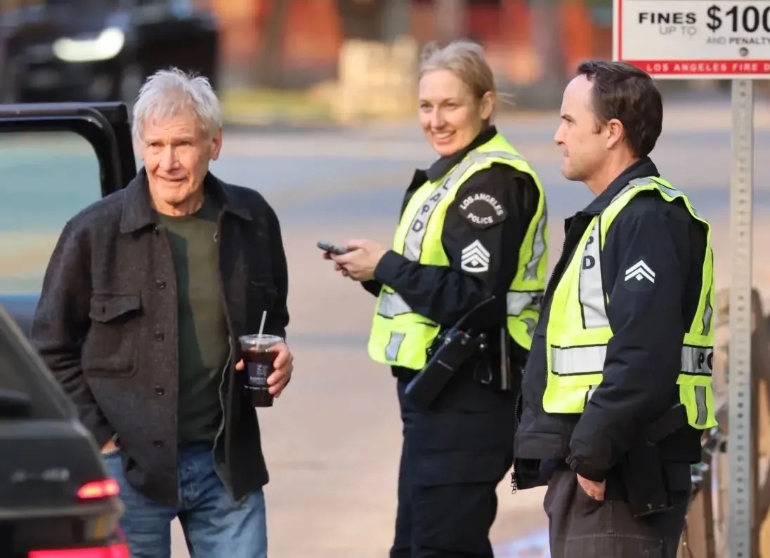 Dikawal Polisi, Harrison Ford Periksa Rumah di Tengah Kebakaran Los Angeles