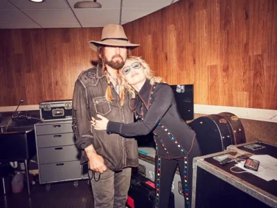 Miley Cyrus bersama ayahnya, Billy Ray Cyrus. (FOTO: GETTY IMAGE)