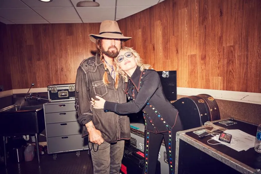 Miley Cyrus Enggan Perbaiki Hubungan dengan Billy Ray