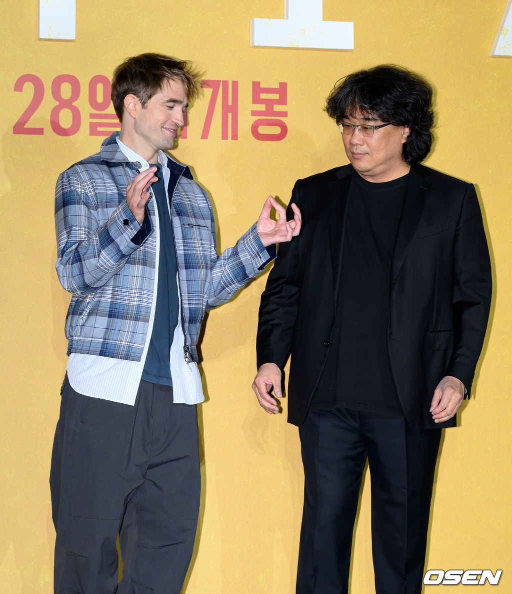 Finger heart ala Robert Pattinson. Foto: Dok. OSEN