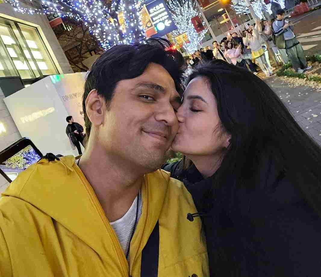 Ratu Sofya mengecup mesra pipi Cornelio Sunny. Foto : Instagram/corneliosunny