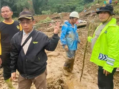 Petugas melakukan upaya evakuasi korban longsor Pekalongan. Foto : Instagram/pekalonganinfo