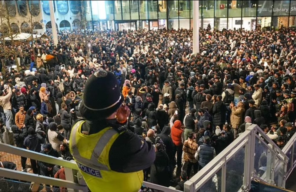 Ribuan orang terlanjur berkumpul di Birmingham (Foto: Dok. Alamy Live News)
