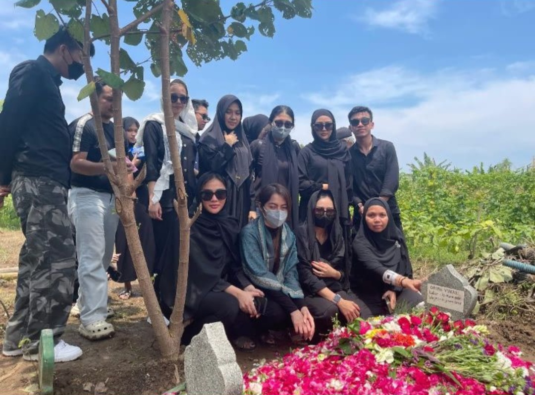 Ibunda (ujung kanan, memegang nisan) dan teman-teman di makam Oshima Yukari. Foto: Dok. Instagram @sbr_pro