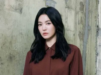 Song Hye Kyo menunjukkan totalitasnya dalam berakting dengan belajar merokok untuk perannya dalam Film Dark Nuns. Foto : Instagram/kyo1122