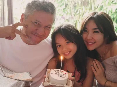 Gempi mendapatkan ponsel pertamanya. Foto : Instagram/gisel_la