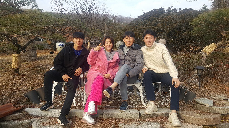 Potret keluarga Shin Tae Yong. Foto : Instagram/shin_jaewon77